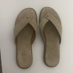 Vintage 7 Eight Beige Flip Flop Sandals (never worn)